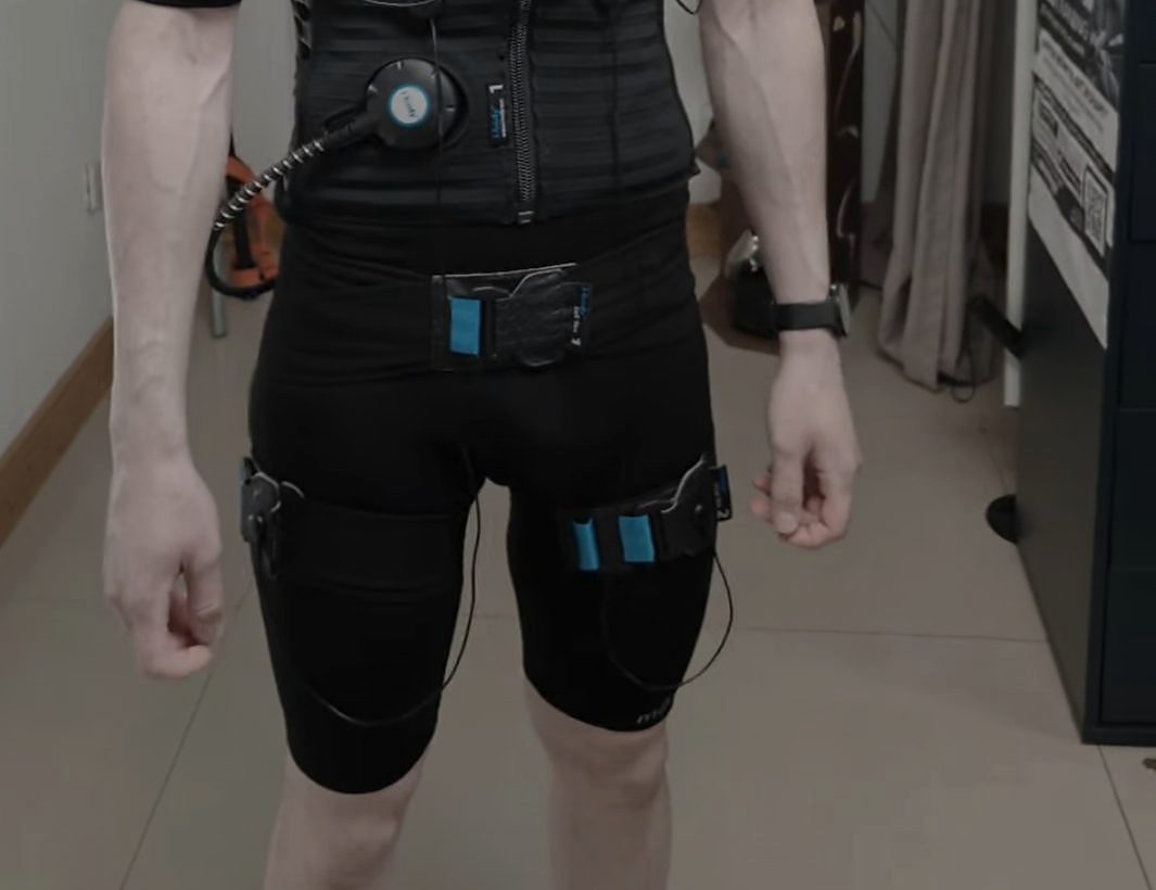 Close-up of the suit: belt, thigh straps and pads